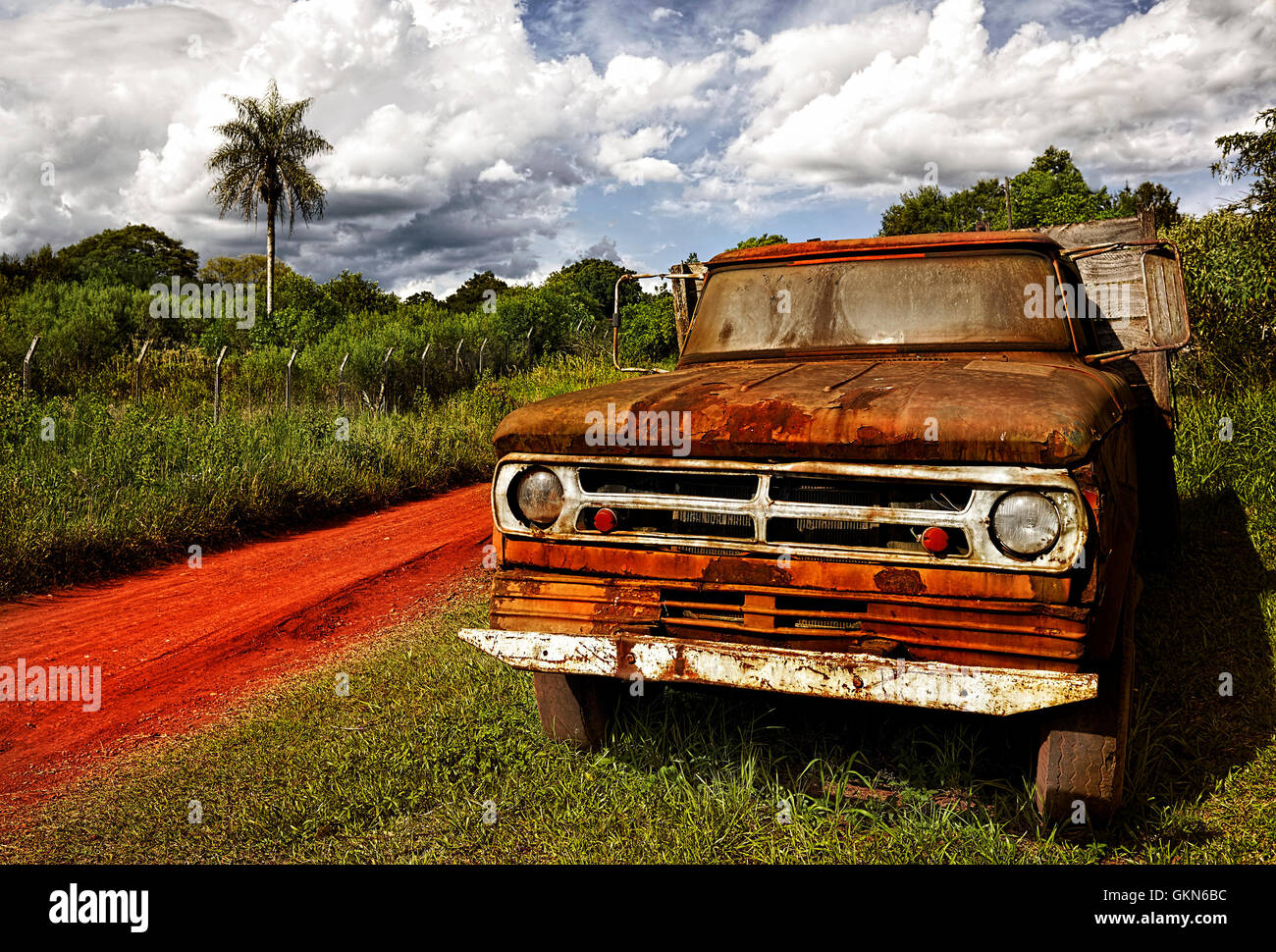 Vecchio carrello fuori nel campo. Foto Stock
