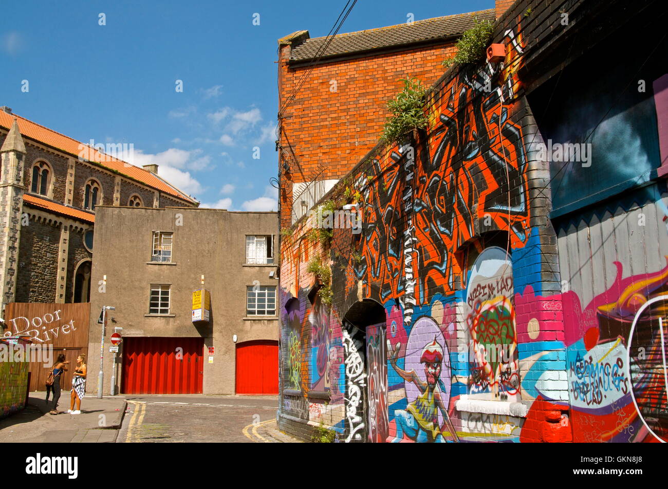 Scena di strada in un giorno di estate in Bristol. Il tempo del partito, tempo caldo, Arte di strada e musica. Ottima vibes. Foto Stock