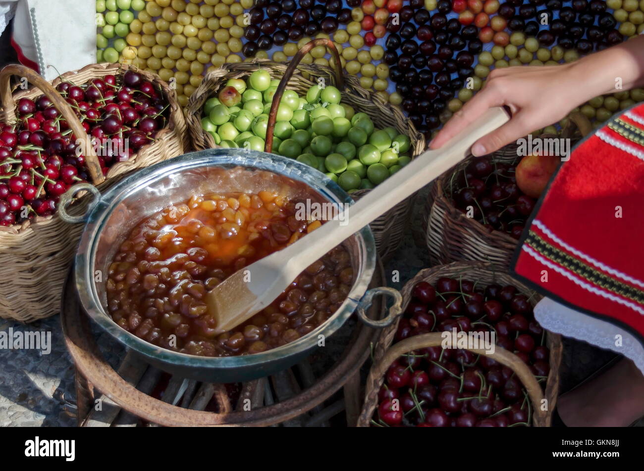 Festa della ciliegia di frutta in Kyustendil, dimostrazione la loro produzione di marmellate e frutta cruda, Bulgaria Foto Stock
