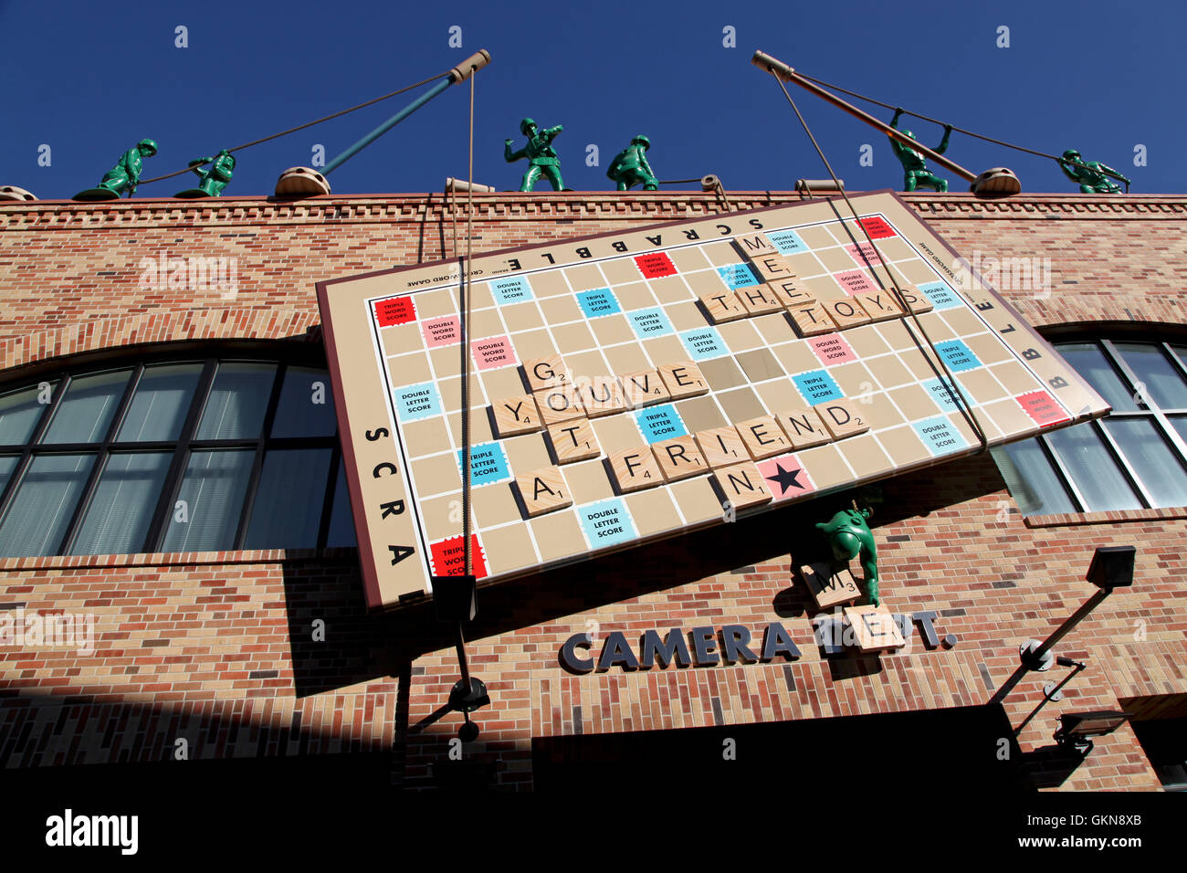 Orlando, Florida. Gennaio 13th, 2010. Toy Story Board di Scrabble in luogo della Pixar con Green Army Men e Tinker Toys. Foto Stock
