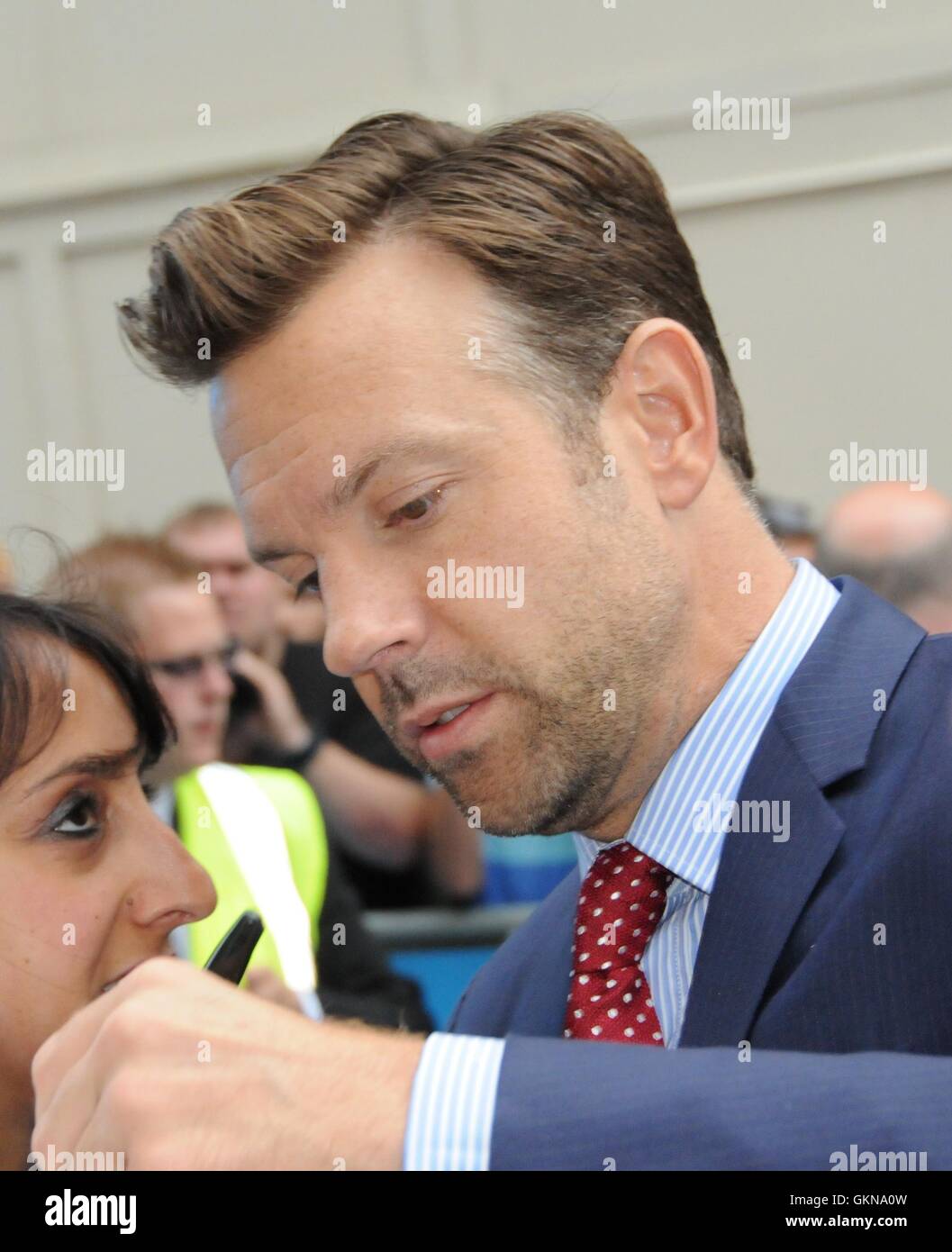 L'attore Jason Sudeikis segni autografi, al London film premiere di siamo i mugnai. Foto Stock