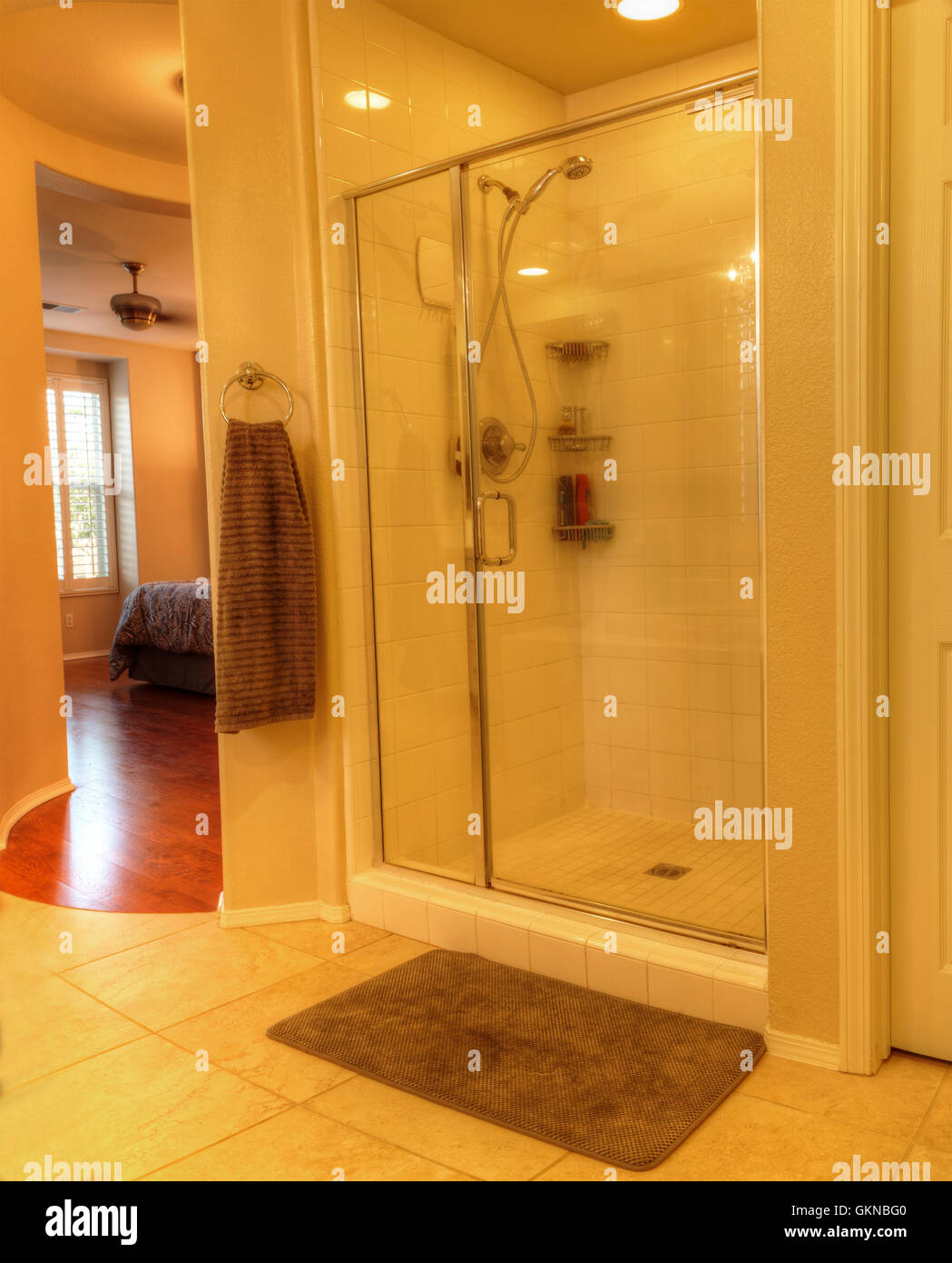 Irvine, CA, Stati Uniti d'America - 19 agosto 2016: doccia con una porta di vetro in un bagno di marmo con il feng shui decor. Foto Stock