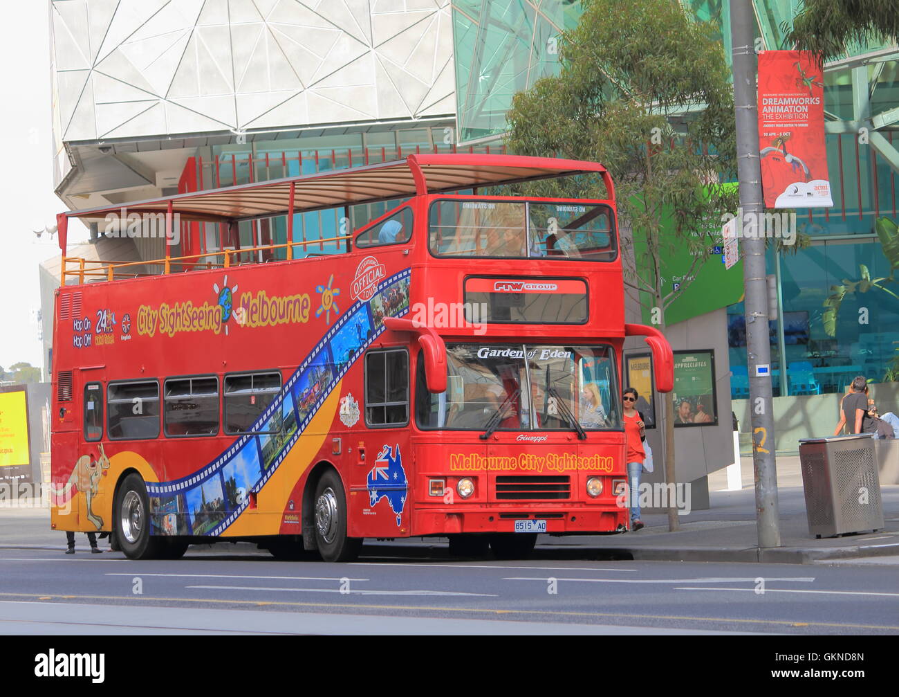 Melbourne sightseeing bus parcheggiato di fronte alla piazza alimentati a Melbourne in Australia. Foto Stock