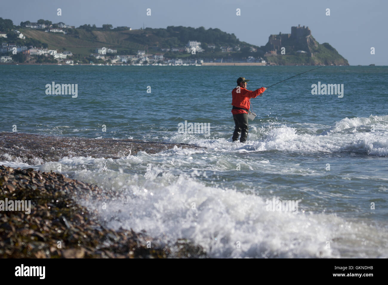 Attività ricreative pescatore di Pesca a Mosca Report di Pesca lungo la costa orientale del Jersey,Isole del Canale,UK Foto Stock