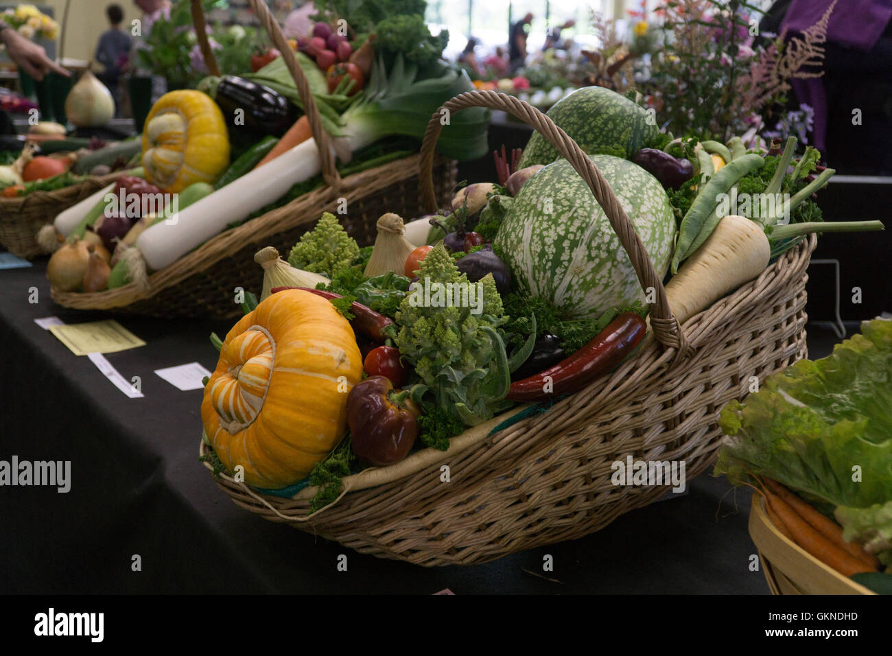 Cestini di verdure su schermo ad un estivo annuale mostra orticola,Jersey,Isole del Canale, Foto Stock
