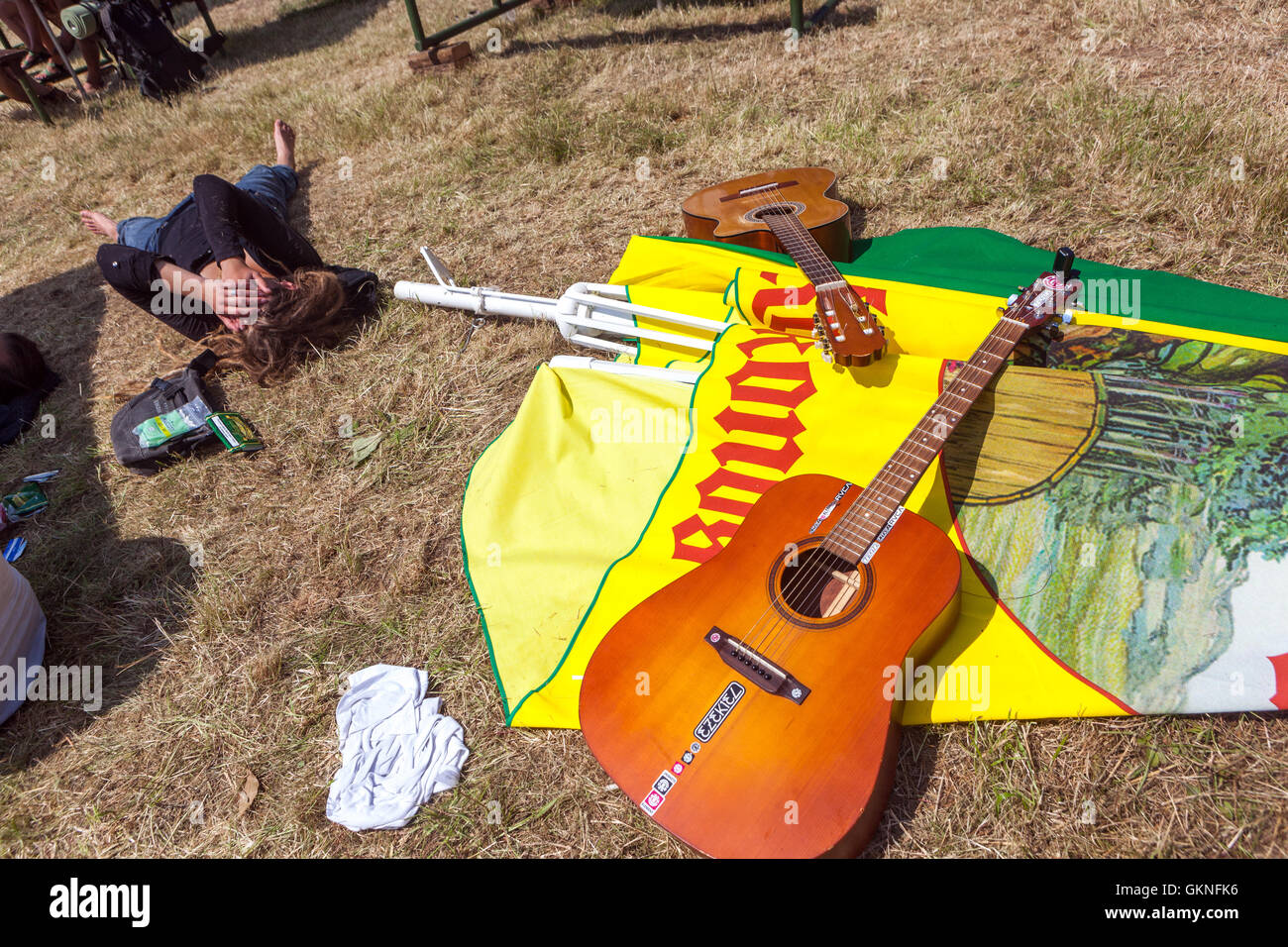 Due chitarre e composizione parasol, ancora la vita del villaggio vacanze taverna, Repubblica Ceca Foto Stock
