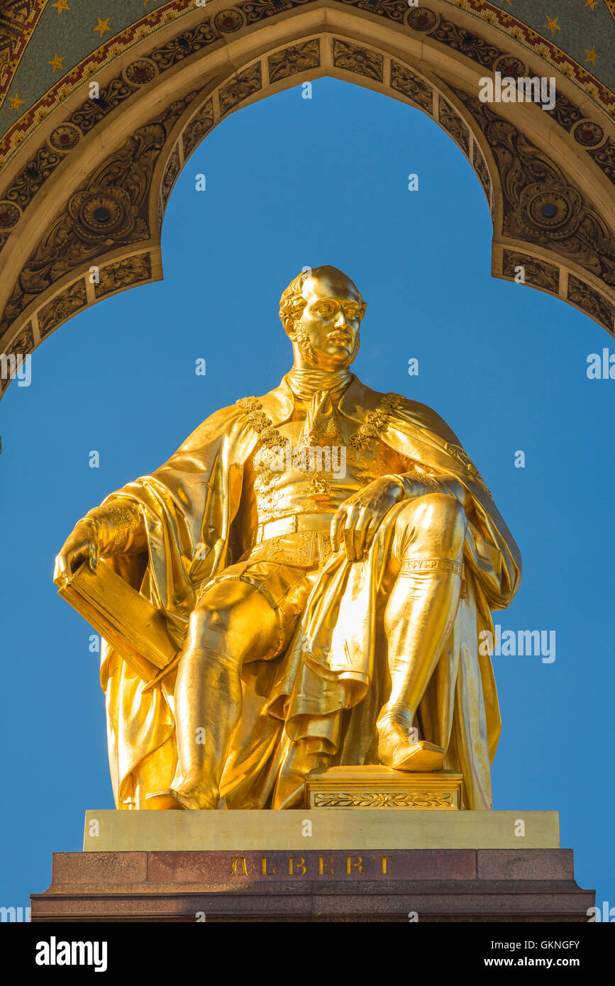 Albert Memorial London, vista della statua d'oro del Principe Consort nell'Albert Memorial a Kensington Gardens, Londra, Regno Unito. Foto Stock