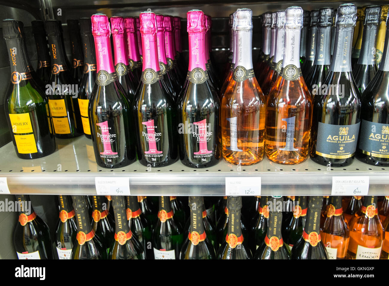 Selezione enorme di plastica acqua minerale in bottiglia in vendita al supermercato in Limoux,Aude,a sud della Francia. L'estate. Foto Stock