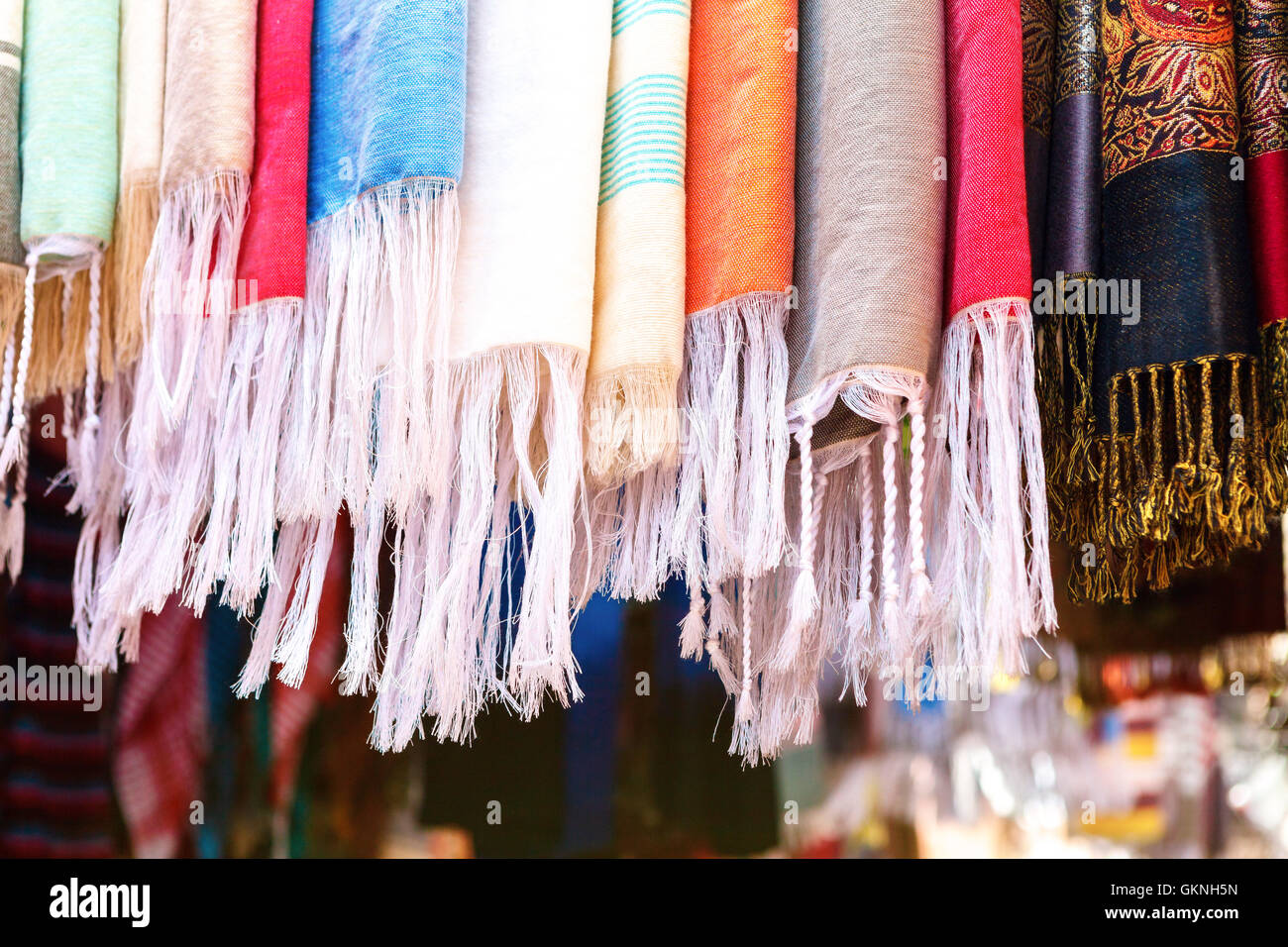 Sciarpe multicolore su souk marocchino Foto Stock