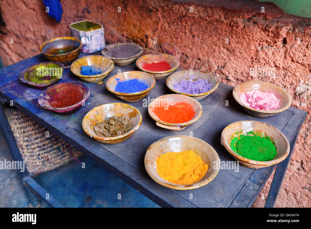 Bocce con vari pigmenti sul tavolo, Marrakech, Marocco Foto Stock
