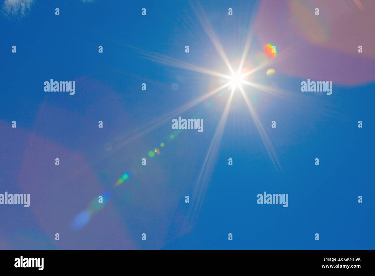 Cirrus nuvole sul cielo blu Foto Stock