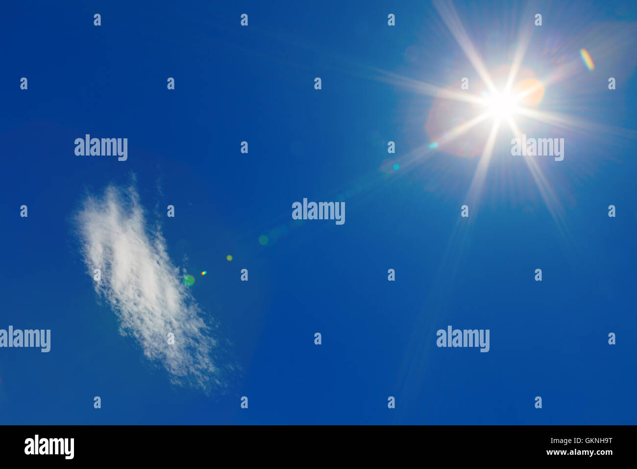 Cirrus nuvole sul cielo blu Foto Stock