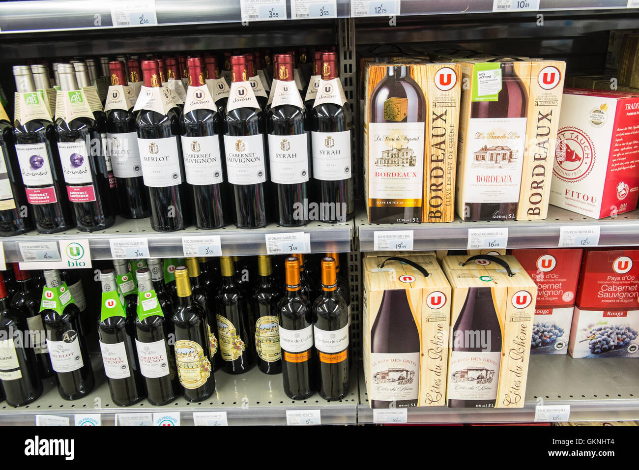 Scaffali del supermercato francese.In Limoux,Aude,a sud della Francia. Foto Stock