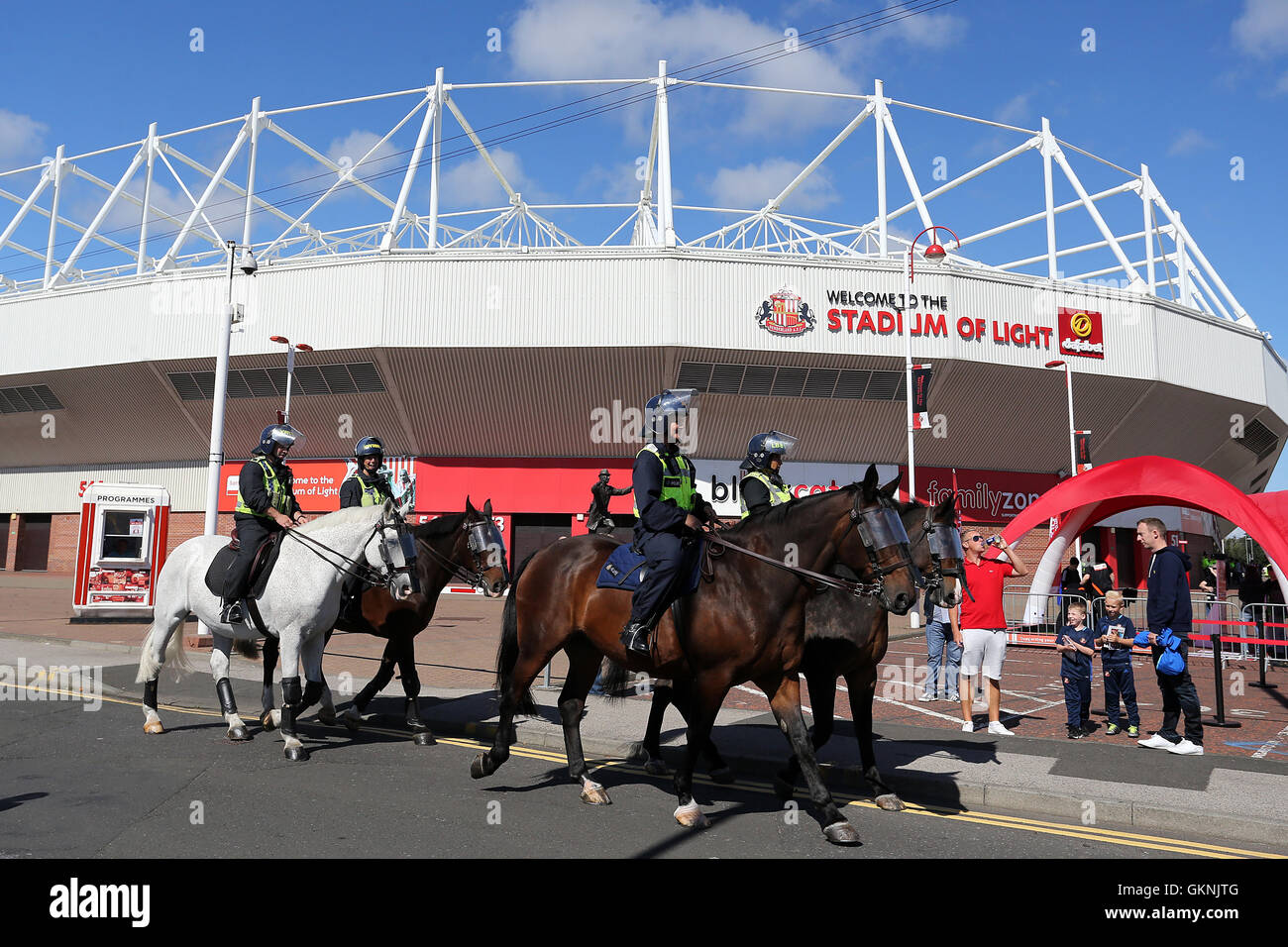 Polizia a Cavallo sono presenti fuori dallo stadio di luce prima della Premier League match allo stadio di luce, Sunderland. Foto Stock