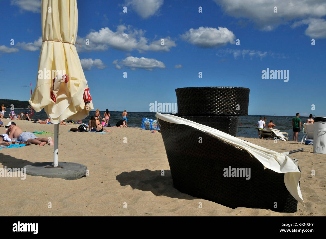 Sedie da spiaggia di sabbia sulla costa mare blue sky giornata soleggiata rilassamento rilassante riposo vacanza vacanze Foto Stock