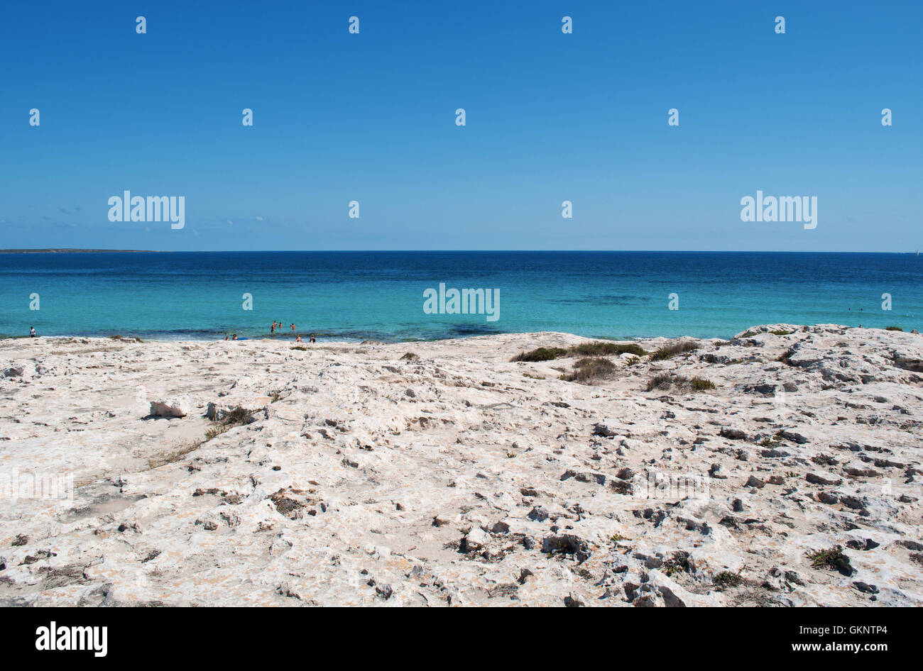 Formentera, isole Baleari: vista di Platja de Llevant, uno dei più tranquilla spiaggia dell'isola Foto Stock