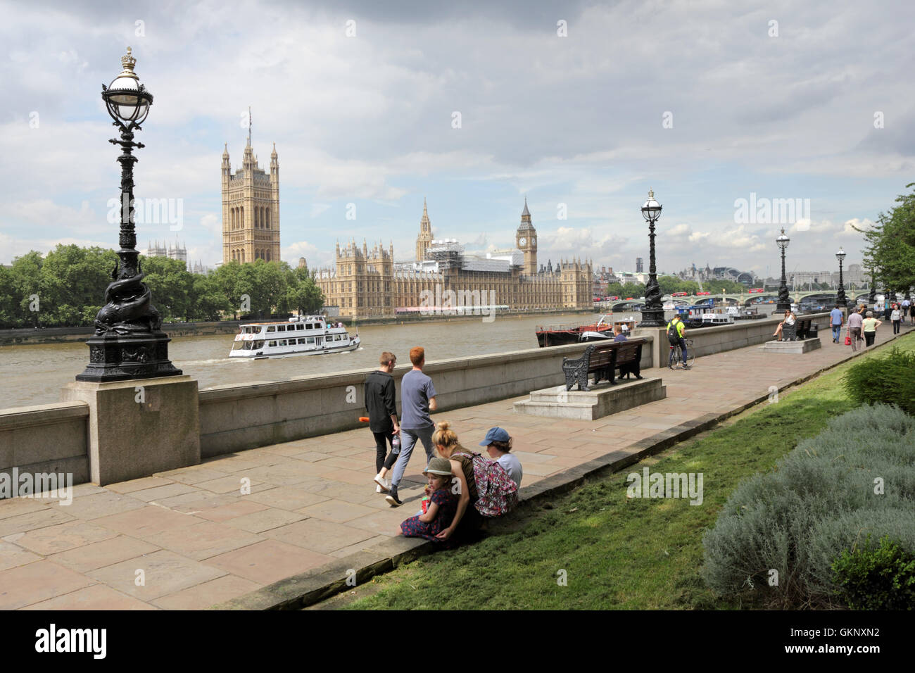 Le Case del Parlamento attraverso il Tamigi da Albert Embankment, London, England, Regno Unito. Foto Stock