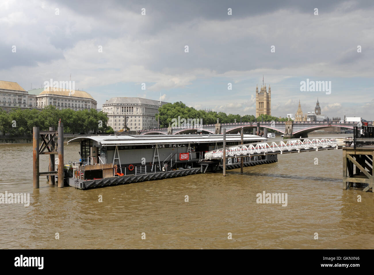 Pier su Albert Embankment, London, England, Regno Unito. Foto Stock