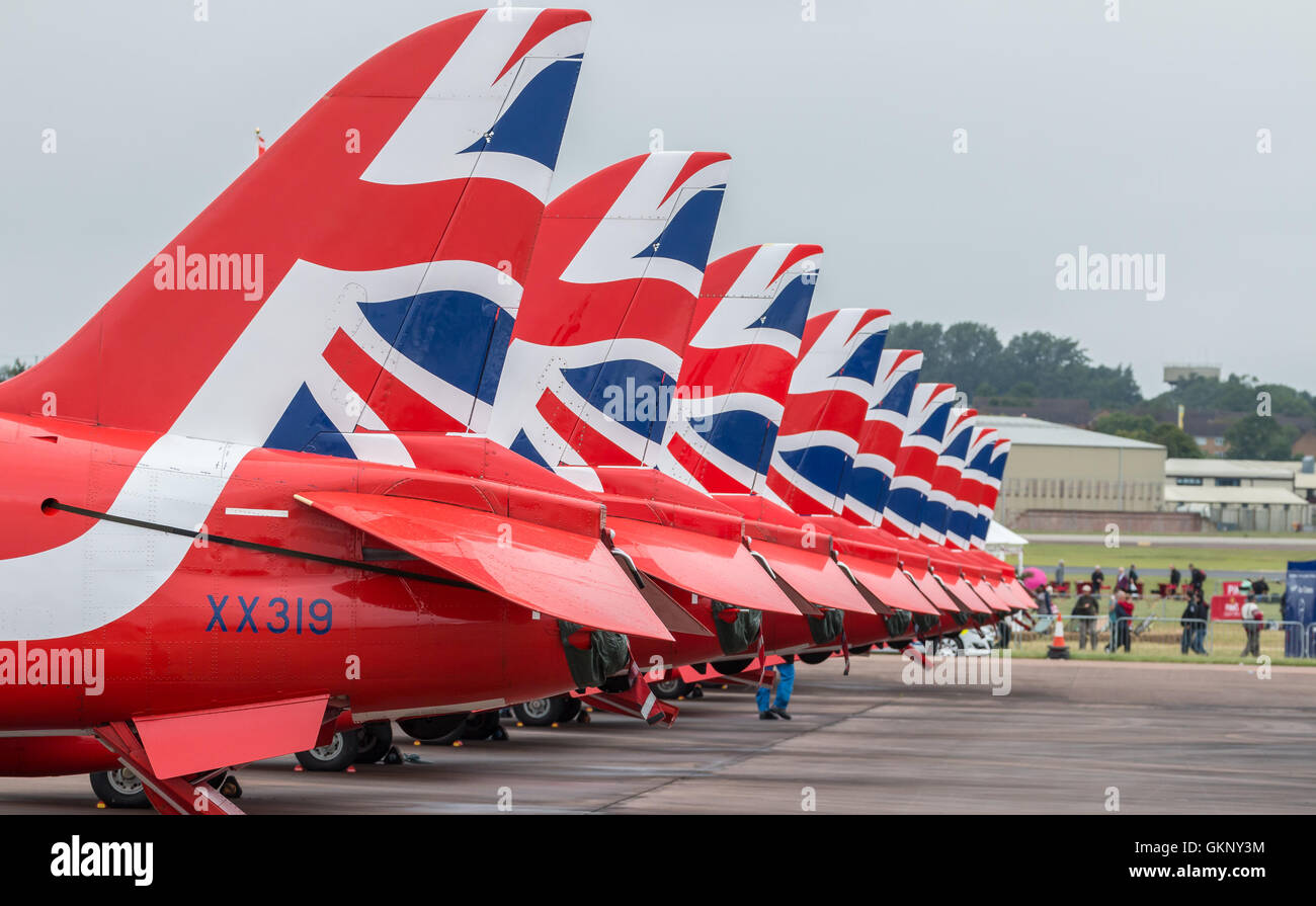 La Royal Air Force 2016 frecce rosse Display getti Team schierate sulla pista in preparazione per una mostra. Foto Stock