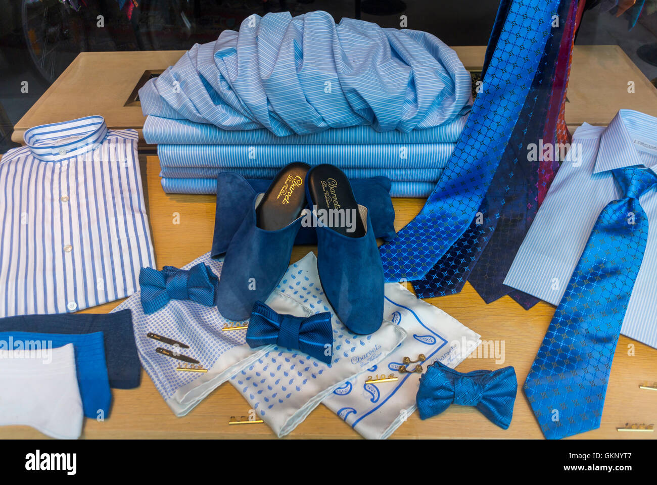 Parigi, Francia, lo Shopping di lusso accessori di abbigliamento Store,  Charvet, (Custom Made Shirts) Place Vendome, vetrine Display, cravatte di  seta Foto stock - Alamy