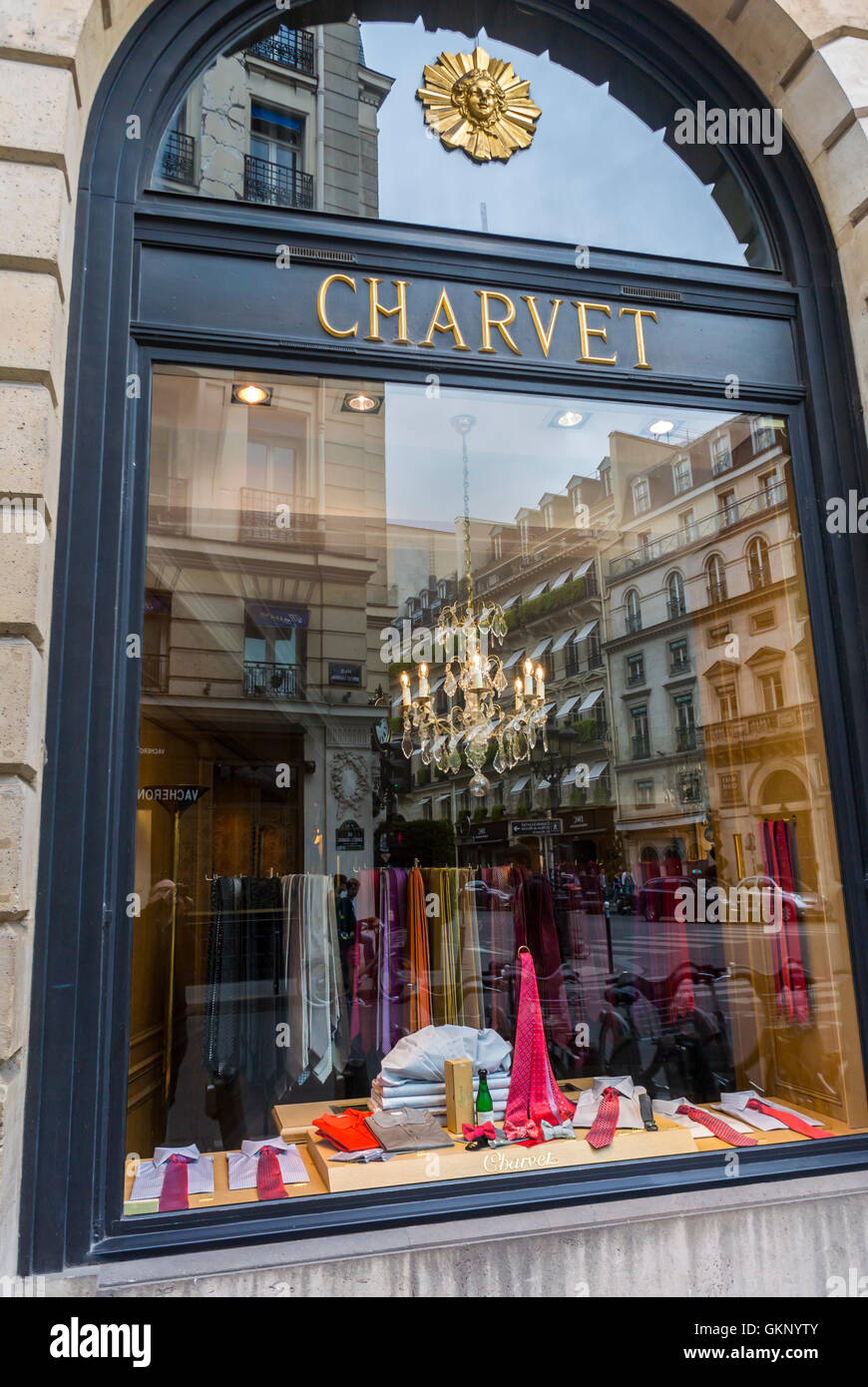Parigi, Francia, lo Shopping di lusso accessori di abbigliamento, negozio  di fronte, Charvet, (Custom Made Shirts) Place Vendome, vetrine Display,  segno Foto stock - Alamy