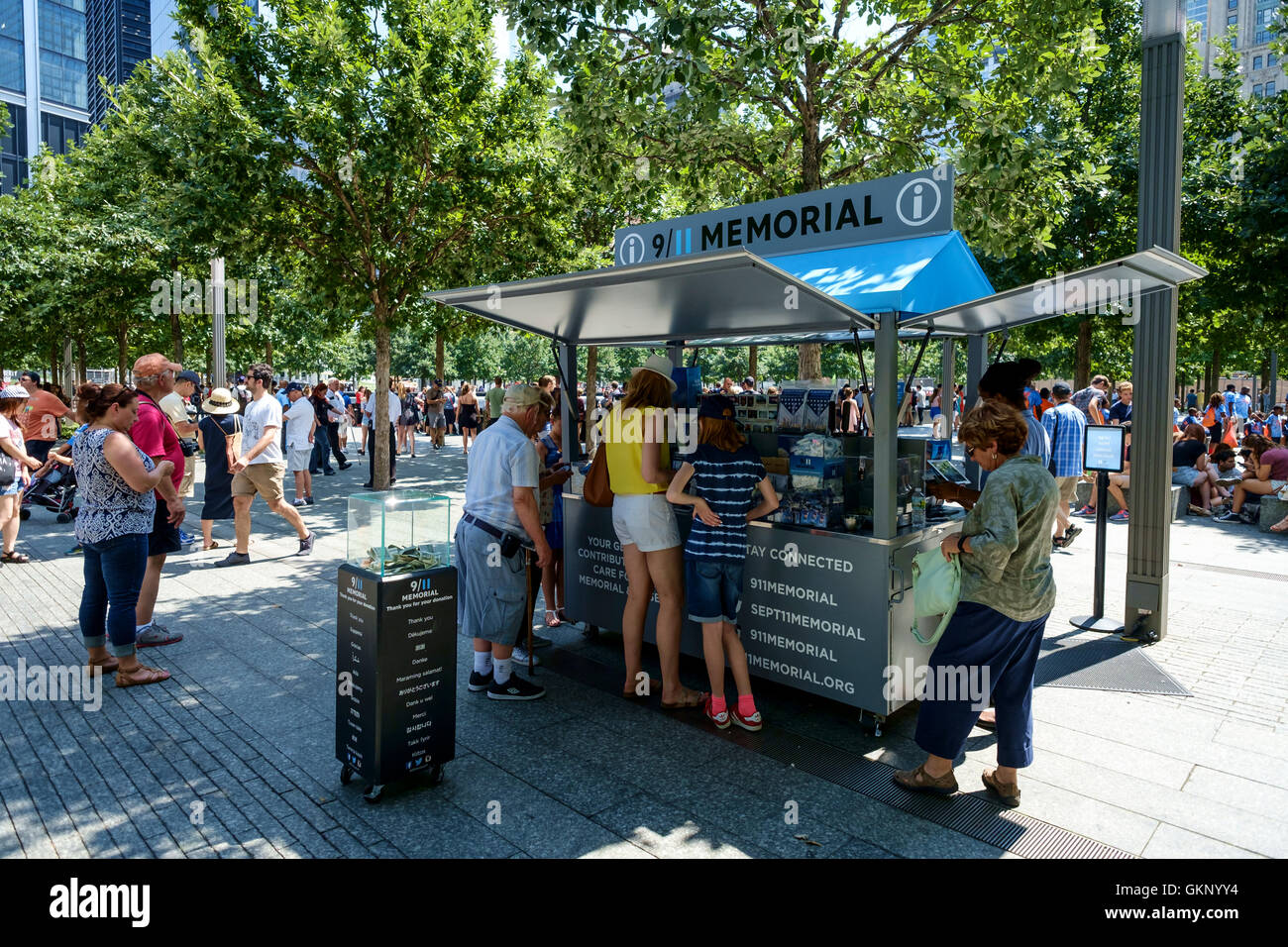 Un merchandise stallo a 9-11 memorial in New York, Stati Uniti 09/08/2016. Il margine di profitto sul bene venduto aiuta il mantenimento del memorial Foto Stock