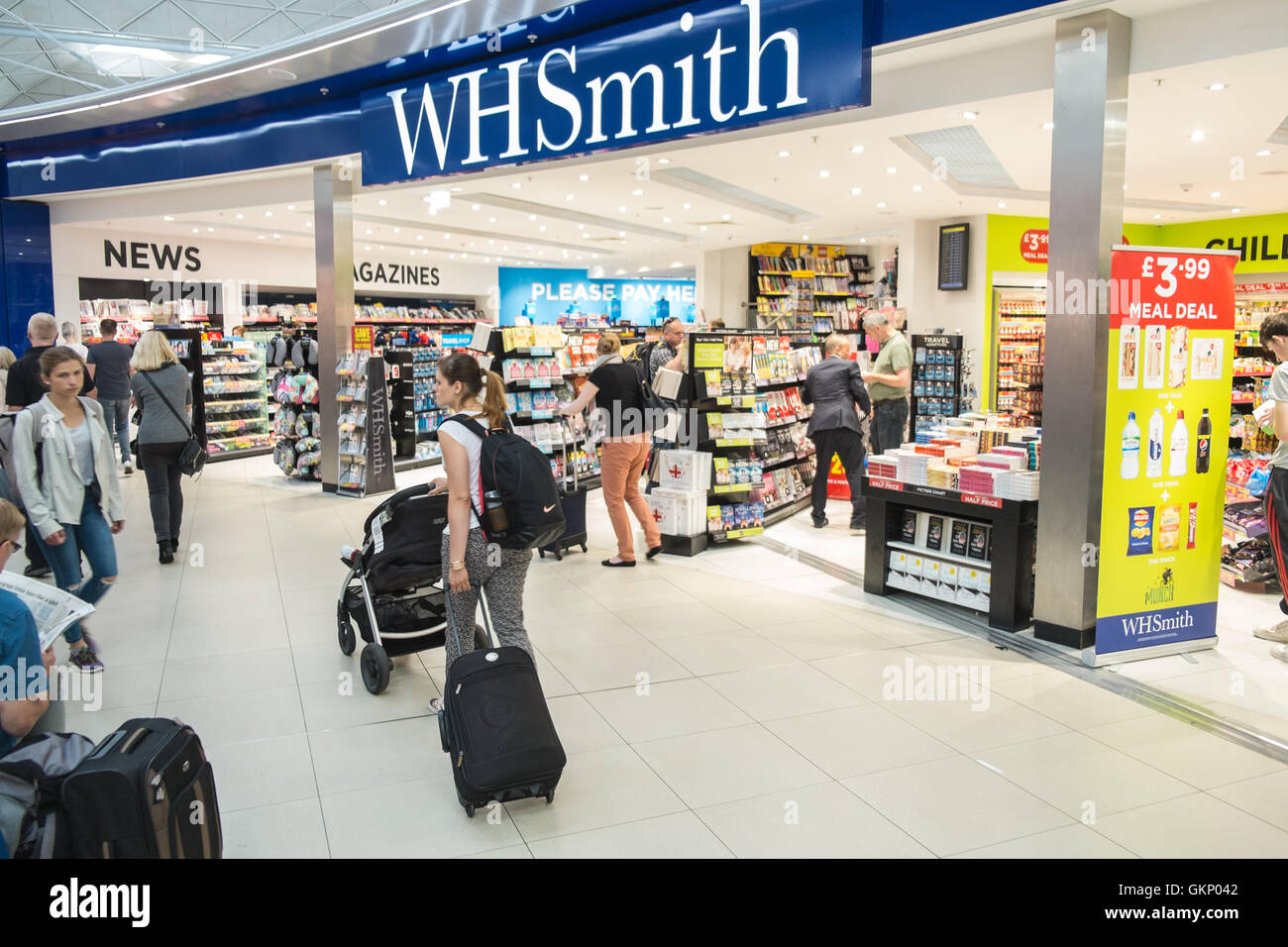 WH Smith,negozi,Terminal partenze presso l'aeroporto di Stansted, Londra,Essex, Inghilterra.L'Europa. Foto Stock