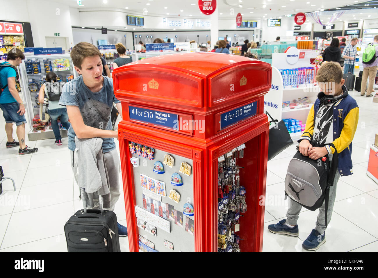 Tourist,turisti,acquisto,cercando,a,souvenir,souvenir,dono,doni,a,Terminal partenze presso l'aeroporto di Stansted, Londra,Essex, Inghilterra.L'Europa. Foto Stock