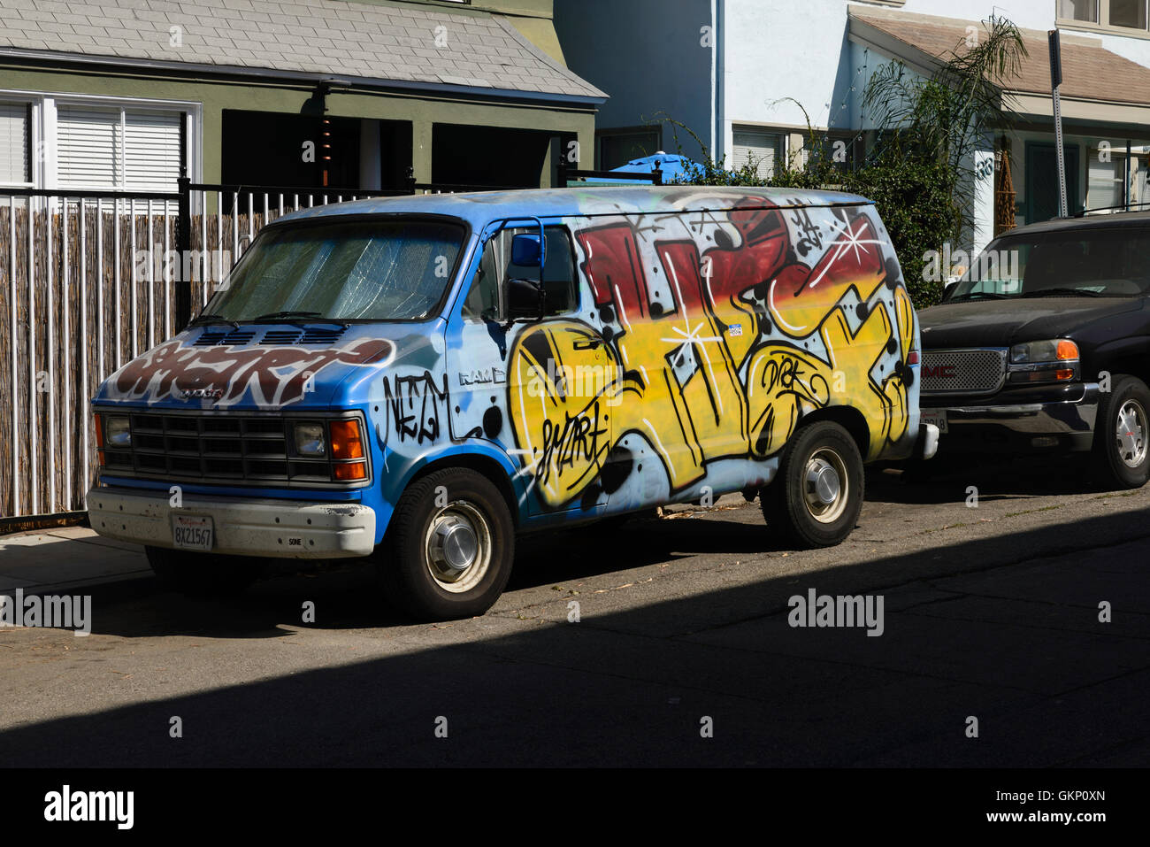 Bil, graffiti väg, hus, vägkant, sol, semestre, gammal, klassiker, van, Los Angeles, Venice Beach, Californien, auto, graffiti, Foto Stock