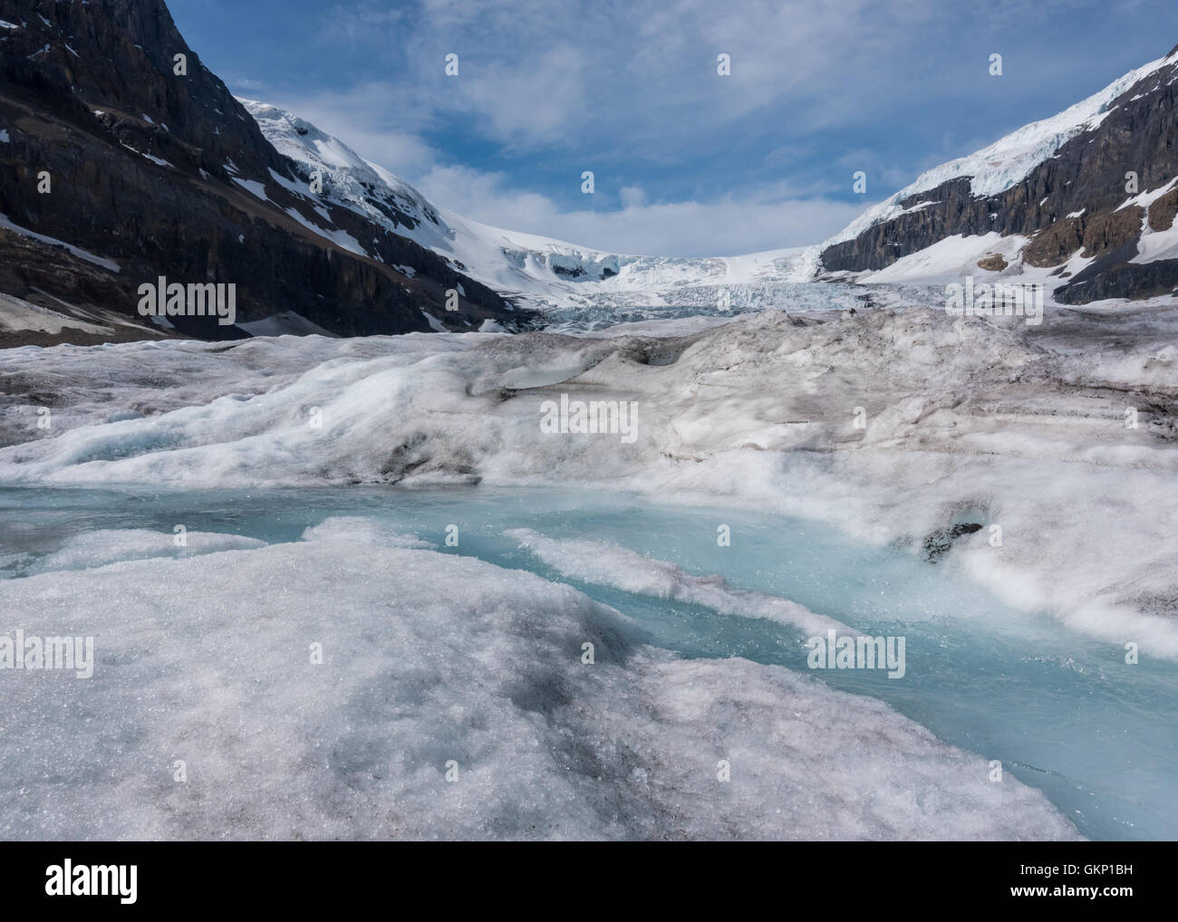 Flusso di fusione glaciale sul Ghiacciaio Athabasca a inizio estate Foto Stock