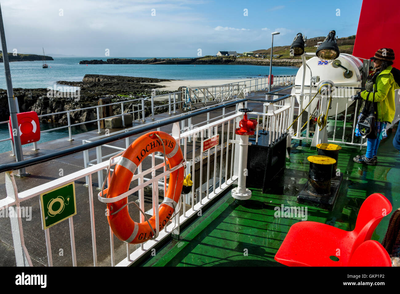 A bordo delle piccole isole traghetto "Lochnevis' appena lasciato l'isola di Eigg, Ebridi Interne, Scotland, Regno Unito Foto Stock