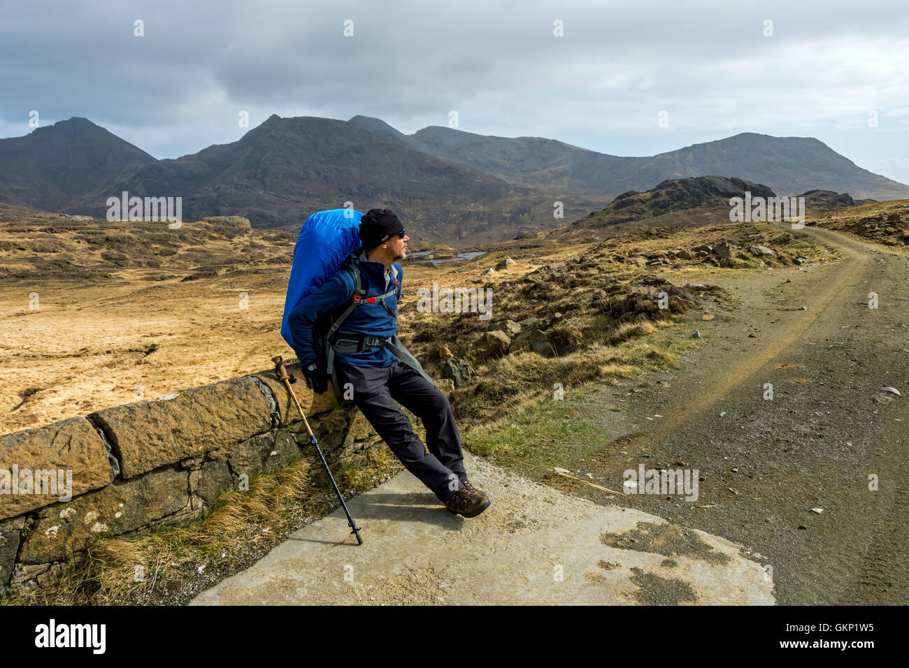 Un viandante sulla via da Kinloch a Harris baia con le montagne Coullin dietro, Isola di Rum, Ebridi Interne, Scotland, Regno Unito Foto Stock