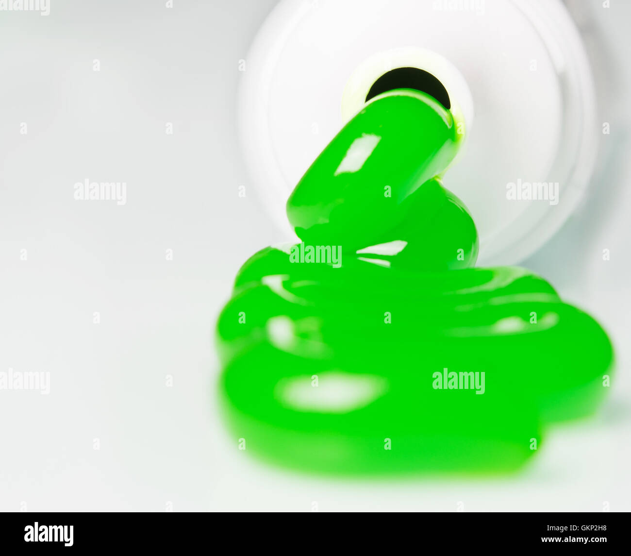 Colore verde brillante il dentifricio schiacciato da un tubo Foto Stock
