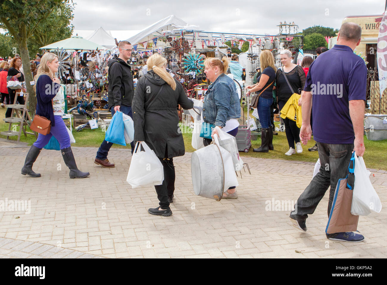 Savvy Shoppers, Southport, Merseyside, Regno Unito. 21 AGO 2016: Come il buon tempo restituisce oltre il Southport Flower Show, la folla gregge in per l'odierna grande vendere. I fantastici quattro giorni di evento orticola si chiude oggi nel tardo pomeriggio con occasioni a bizzeffe in palio. Credito: Cernan Elias/Alamy Live News Foto Stock