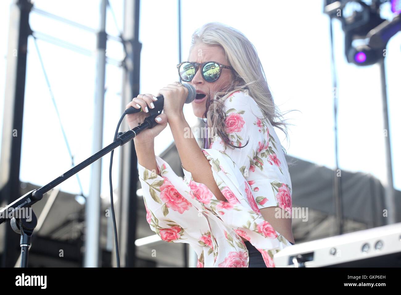 WANTAGH, NY - 21 agosto: Brooke Eden perfoming live al 2016 Billboard Hot 100 Music Festival a Nikon di Jones Beach Theatre, il 21 agosto 2016 in Wantagh, New York. Credito: Diego Corredor/Media punzone Credito: MediaPunch Inc/Alamy Live News Foto Stock