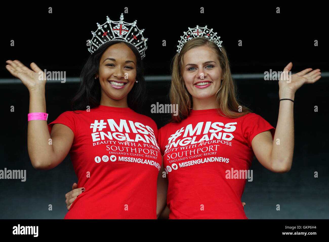 Londra, Regno Unito. Il 3° agosto 2014. Miss Inghilterra 2016 Elizabeth Grant e Miss Sussex Victoria Smart a dà un sorteggio hoilday a Mauritius per i partecipanti presso il Mauriziano Open Air Festival 2016 a Gunnersbury Park a Londra, Regno Unito. Credito: Vedere Li/Alamy Live News Foto Stock