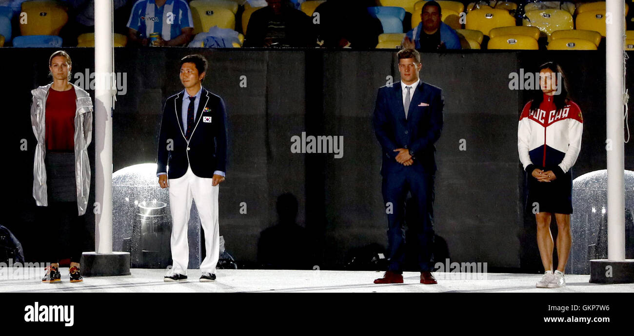 Rio de Janeiro. 21 Ago, 2016. Il nuovo Comitato Internazionale Olimpico Tedesco membri epee fencer Britta Heidemann (1L) ex polo russo vaulter Yelena Isinbayeva (1R), nuotatore ungherese Daniel Gyurta (seconda R) e sud coreani ping-pong player Ryu Seung-mi (2 L) partecipare alla cerimonia di chiusura del Rio 2016 Giochi Olimpici al Maracana stadium di Rio de Janeiro il 21 agosto 2016. Credito: Liu Bin/Xinhua/Alamy Live News Foto Stock