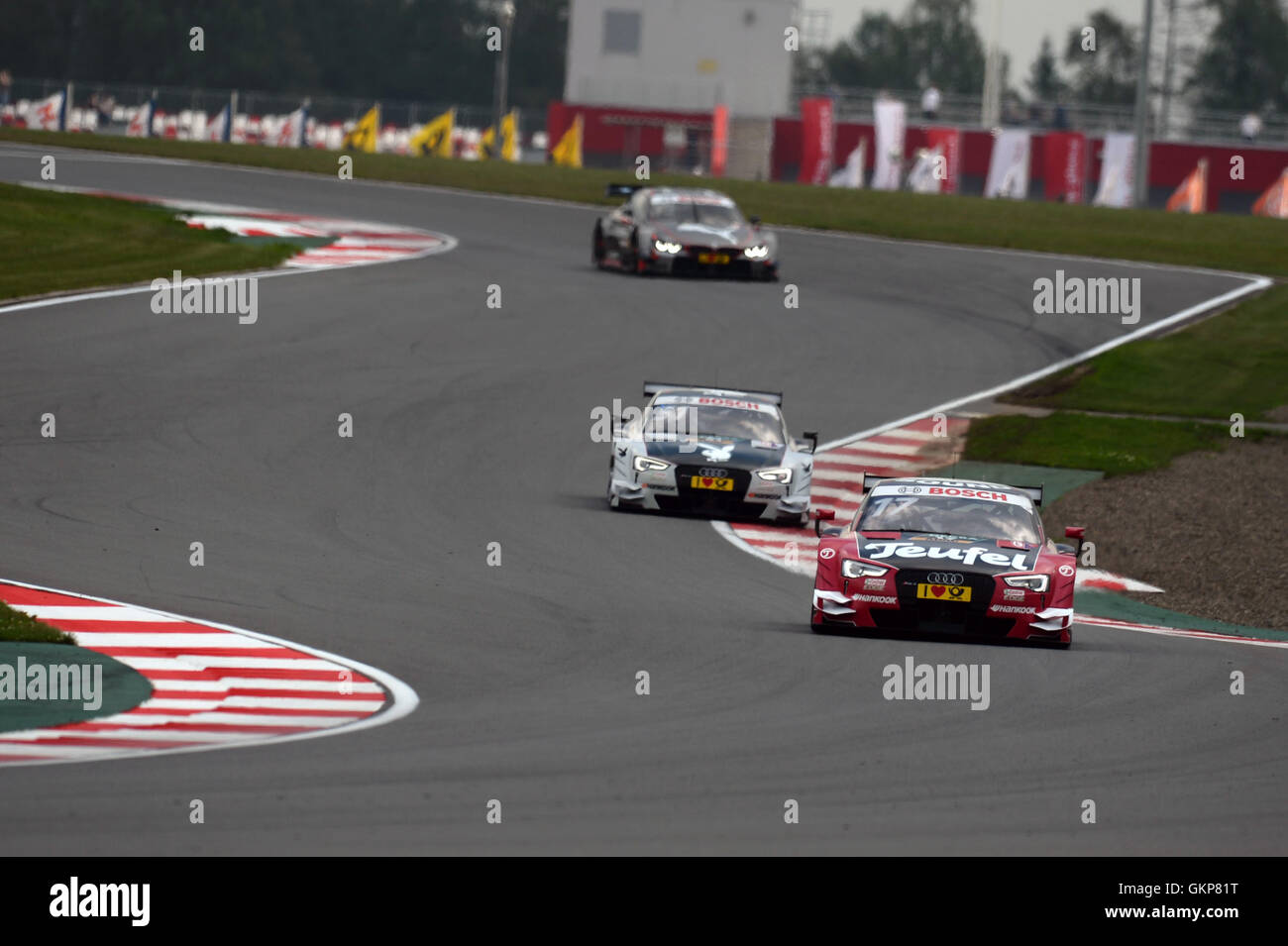 Sheludkovo. 21 Ago, 2016. Driver spagnolo Miguel Molina di Audi Sport Team Rosberg (anteriore) compete durante 2016 DTM round 6 la qualificazione per la seconda gara del Moscow Raceway nel villaggio di Sheludkovo, Russia, Agosto 21, 2016 Credit: Pavel Bednyakov/Xinhua/Alamy Live News Foto Stock
