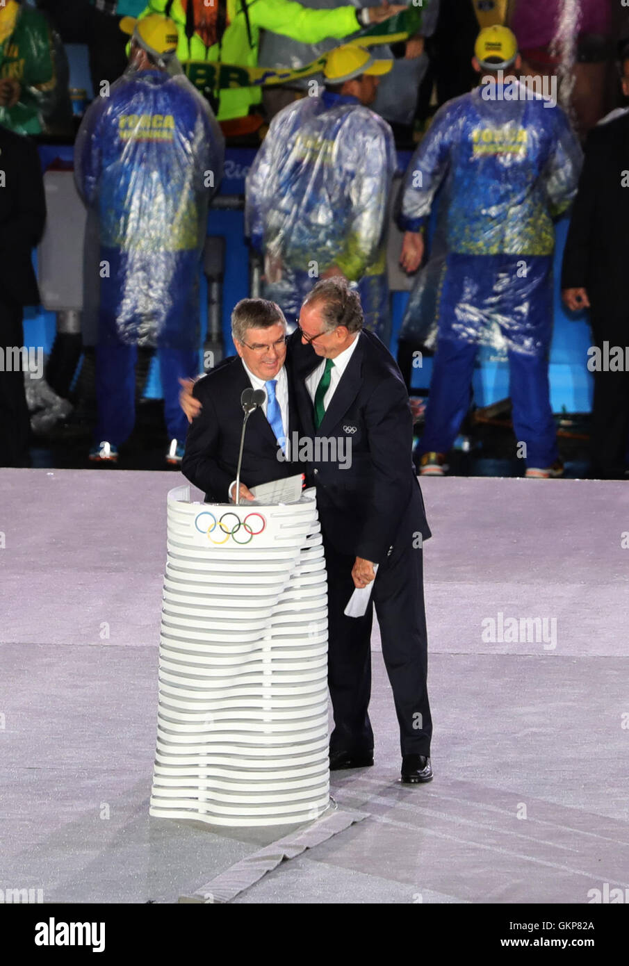 Rio de Janeiro, Brasile. 21 Ago, 2016. Presidente del Rio 2016 del comitato organizzativo dei Giochi Olimpici, Carlos Arthur Nuzman (R) abbracci IOC Preident Thomas Bach durante la cerimonia di chiusura del Rio 2016 Giochi Olimpici a Maracana di Rio de Janeiro, Brasile, 21 agosto 2016. Foto: Michael Kappeler/dpa/Alamy Live News Foto Stock