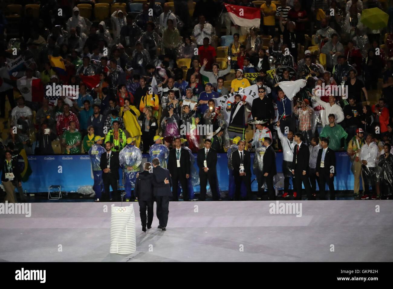 Rio de Janeiro, Brasile. 21 Ago, 2016. Presidente del Rio 2016 del comitato organizzativo dei Giochi Olimpici, Carlos Arthur Nuzman (R) abbracci IOC Preident Thomas Bach durante la cerimonia di chiusura del Rio 2016 Giochi Olimpici a Maracana di Rio de Janeiro, Brasile, 21 agosto 2016. Foto: Michael Kappeler/dpa/Alamy Live News Foto Stock