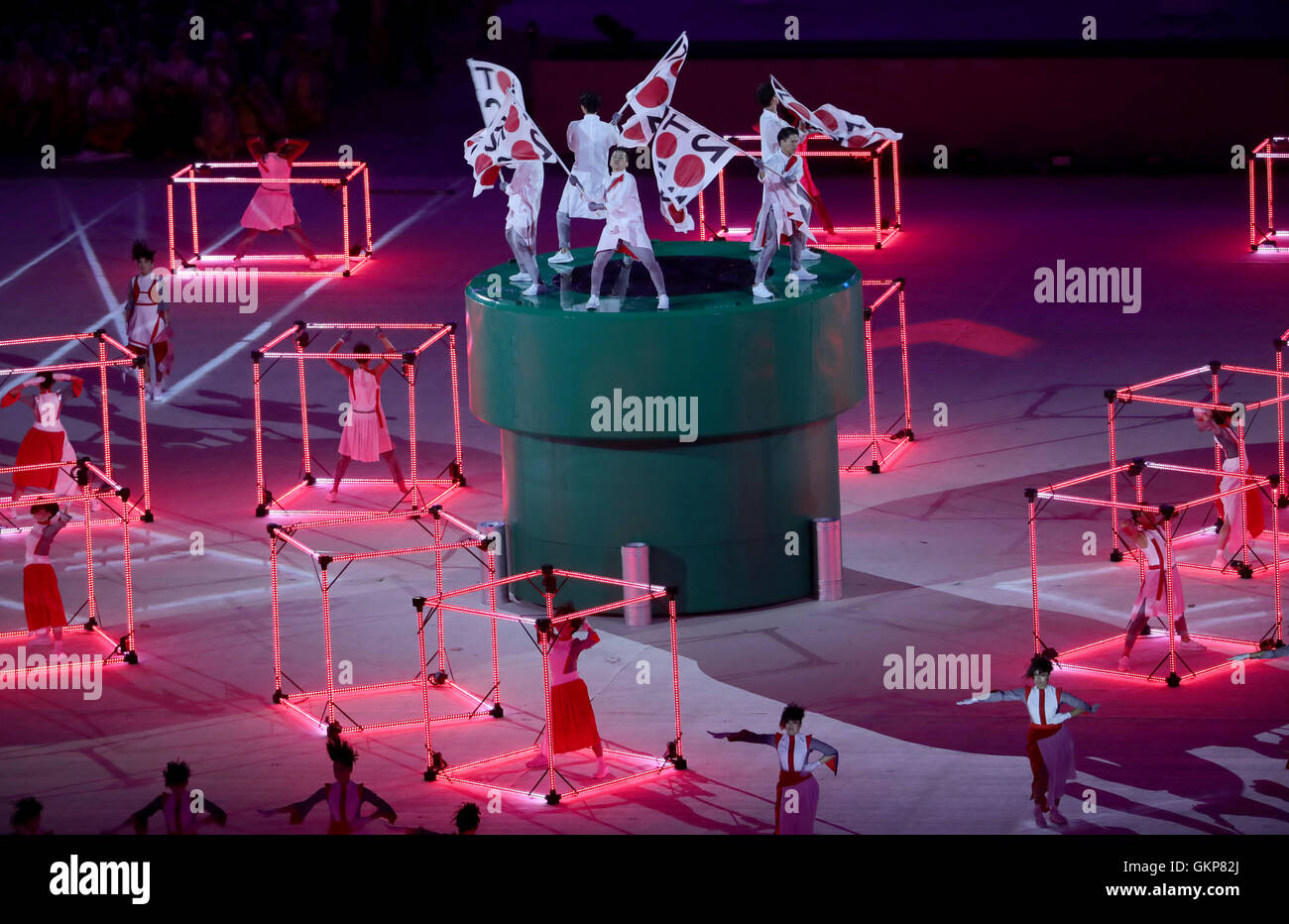 Rio de Janeiro, Brasile. 21 Ago, 2016. Artisti eseguono durante il Tokyo 2020 Flag Handover cerimonia durante la cerimonia di chiusura del Rio 2016 Giochi Olimpici a Maracana di Rio de Janeiro, Brasile, 21 agosto 2016. La prossima estate i Giochi olimpici si terranno a Tokyo 2020. Foto: Michael Kappeler/dpa/Alamy Live News Foto Stock