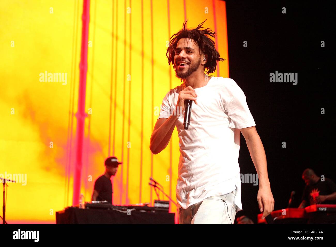 Wantagh, NY, STATI UNITI D'AMERICA. 21 Ago, 2016. J. Cole perfoming live al 2016 Billboard Hot 100 Music Festival a Nikon di Jones Beach Theatre, il 21 agosto 2016 in Wantagh, New York. Credito: Diego Corredor/media/punzone Alamy Live News Foto Stock