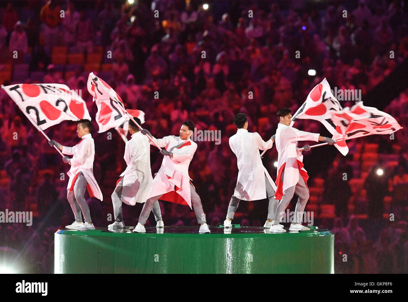 Rio de Janeiro, Brasile. 21 Ago, 2016. Artisti eseguono durante il Tokyo 2020 Flag Handover cerimonia durante la cerimonia di chiusura del Rio 2016 Giochi Olimpici a Maracana di Rio de Janeiro, Brasile, 21 agosto 2016. La prossima estate i Giochi olimpici si terranno a Tokyo 2020. Foto: Felix Kaestle/dpa/Alamy Live News Foto Stock