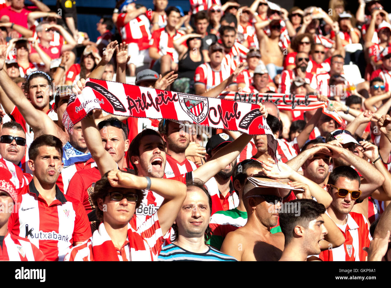 Gijon, Spagna. 21 Agosto, 2016. Sostenitori atletici wave un flag per mostrare il loro sostegno durante la partita di calcio del primo round della stagione 2016/2017 del campionato spagnolo "La Liga " tra Real Sporting de Gijón e Athletic Club Bilbao a Molinón stadio su agosto 21, 2016 a Gijon, Spagna. Credito: David Gato/Alamy Live News Foto Stock