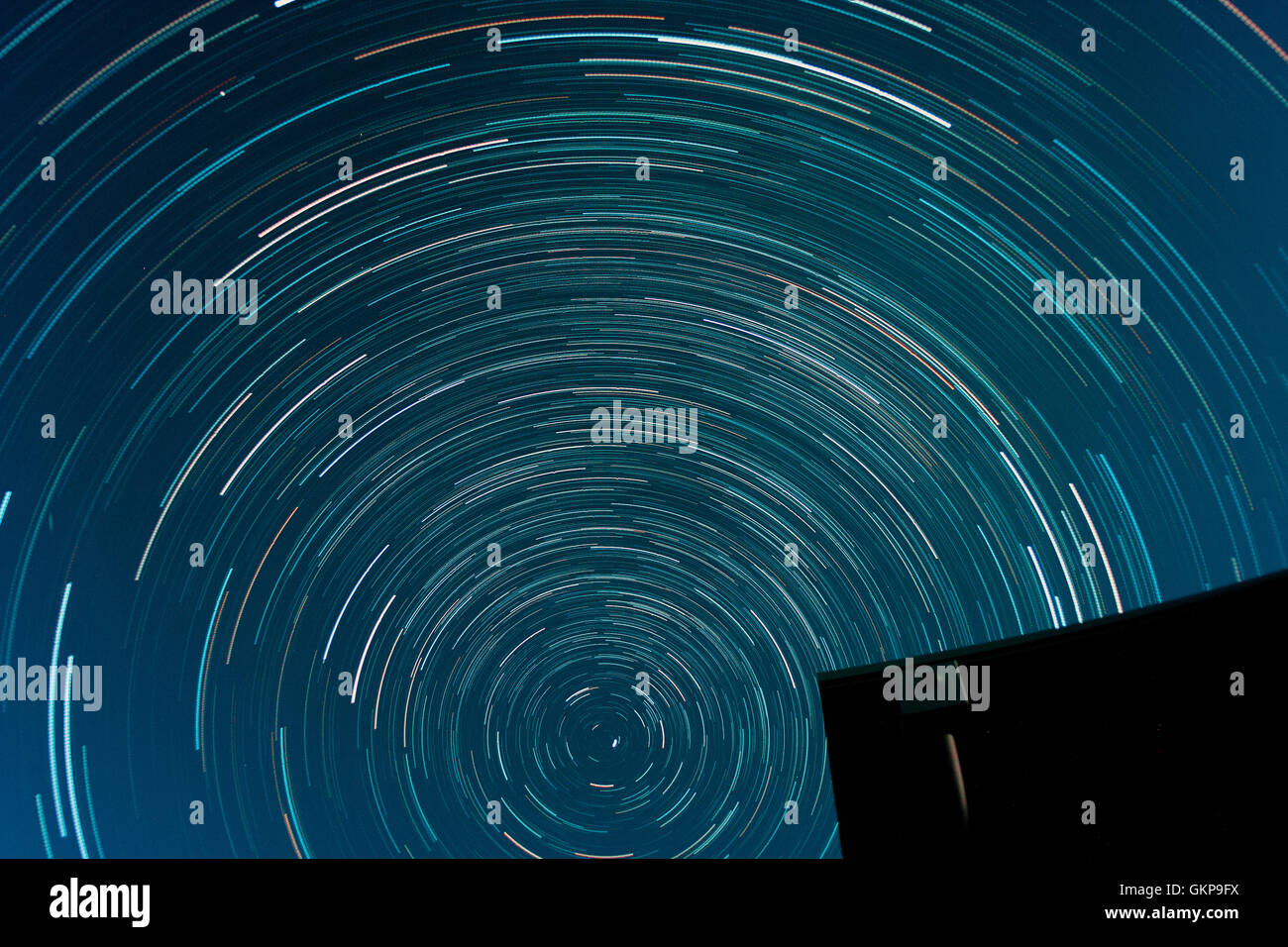Sablet, Provence Alpes, Francia. Il 21 agosto 2016. Tracce stellari in chiaro cielo scuro circondano Polaris, il polo nord star, al di sopra del villaggio sul tetto della casa nel sud della Francia. Credito: Malcolm Park editoriale/Alamy Live News Foto Stock