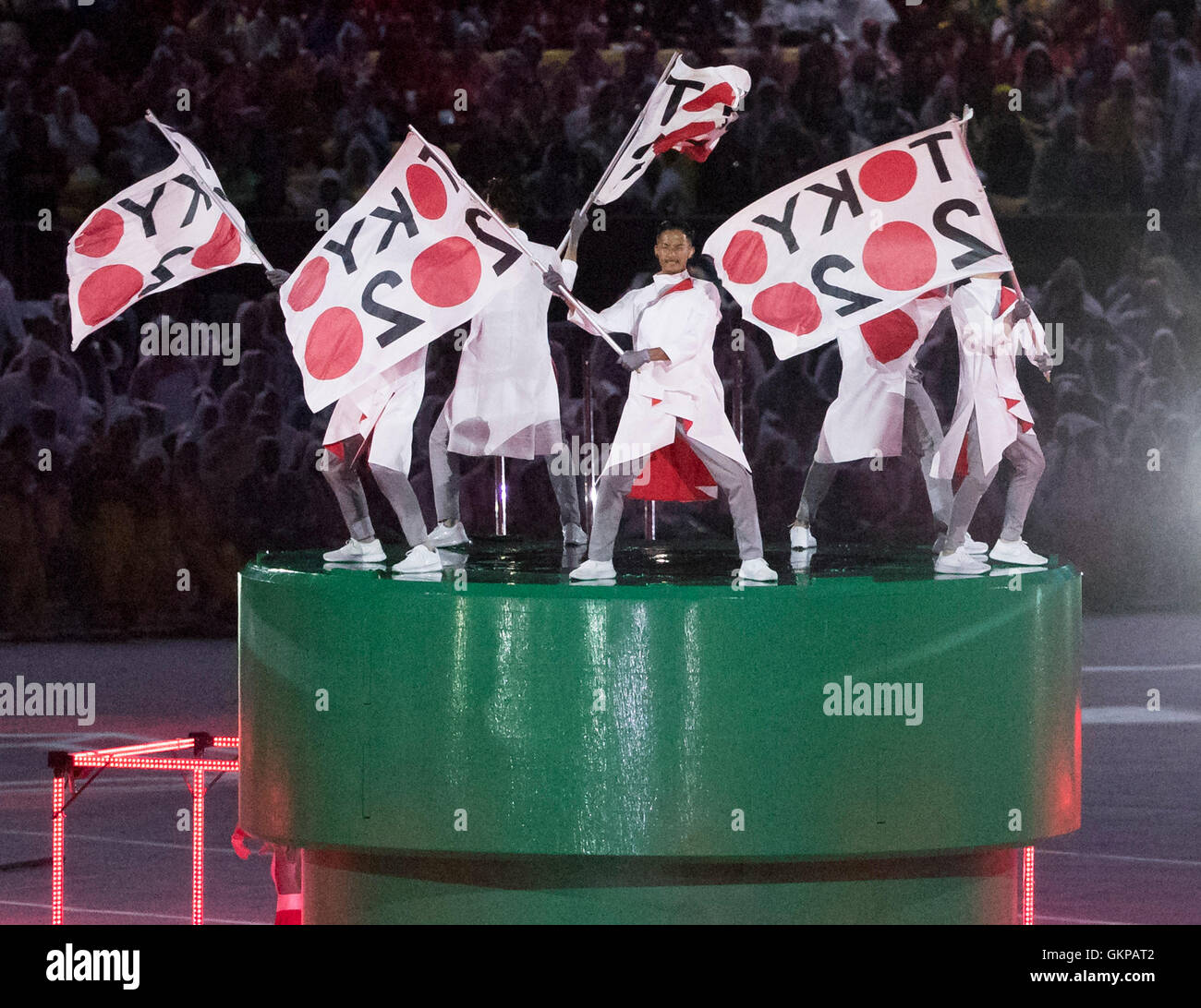 Rio de Janerio, RJ, Brasile. 21 Ago, 2016. Olimpiadi cerimonia di chiusura: esecutori bandiere onde durante il ''See hai a Tokyo'' prestazioni, come i giochi si muovono a Tokyo nel 2020 durante i Giochi Olimpici cerimonia di chiusura a Maracana Stadium durante il 2016 Rio giochi olimpici estivi giochi. © Paul Kitagaki Jr./ZUMA filo/Alamy Live News Foto Stock