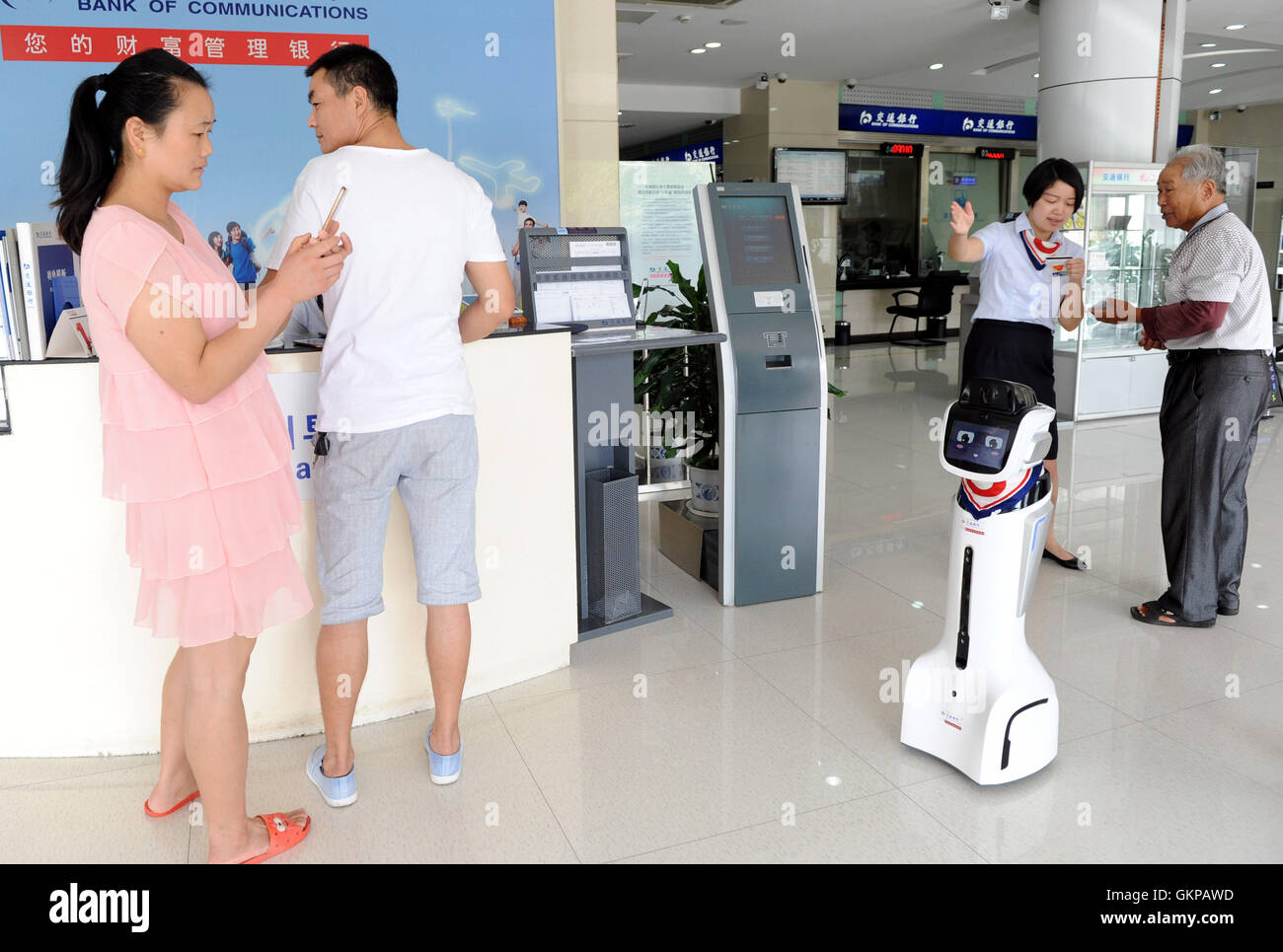 Dongyang, cinese della Provincia di Zhejiang. Il 22 agosto, 2016. Il robot "jiaojiao' salutare i clienti presso una filiale della banca di comunicazioni in Dongyang, est della Cina di Provincia dello Zhejiang, 22 Agosto, 2016. Il robot è in grado di assistere i clienti in consultazione con il suo modulo di riconoscimento del parlato. © Bao Kangxuan/Xinhua/Alamy Live News Foto Stock