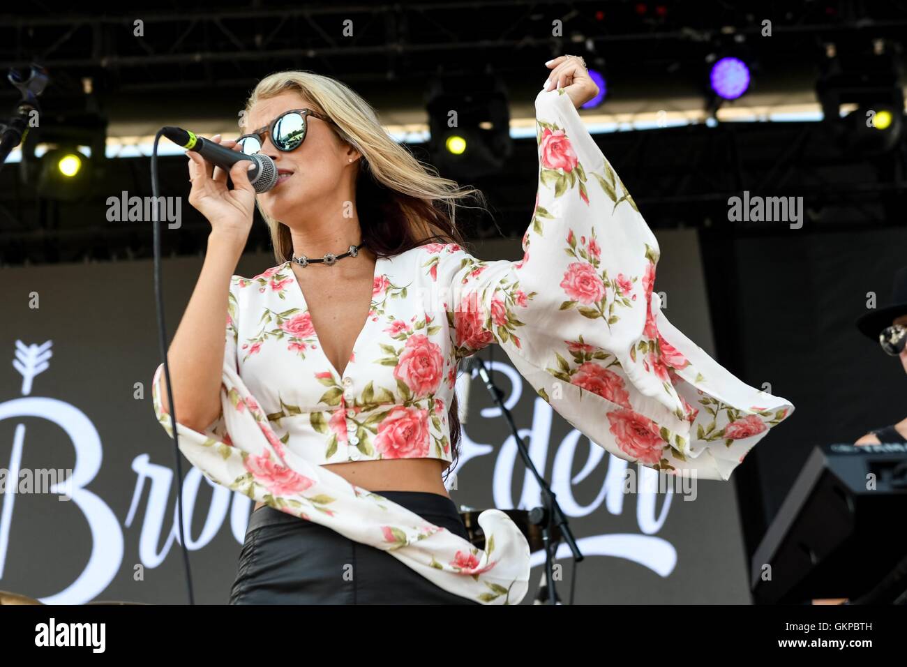 Wantagh, NY, STATI UNITI D'AMERICA. 21 Ago, 2016. Brooke Eden sul palco per 2016 Billboard Hot 100 Festival - SUN, Nikon di Jones Beach Theatre, Wantagh, NY Agosto 21, 2016. Credito: Steven Ferdman/Everett raccolta/Alamy Live News Foto Stock