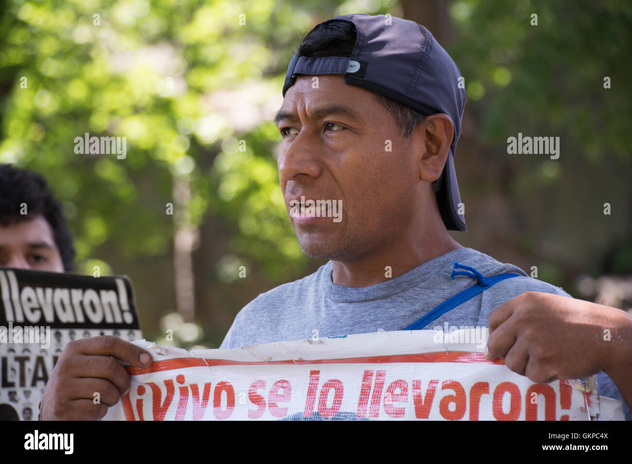 New York, Stati Uniti d'America. Il 21 agosto 2016. Antonio Tizapa, padre di uno dei 43 scomparsi gli studenti di Ayotzinapa, parla. Indigeni, Latino e altri attivisti di colore marrone join vive questione rally e marzo da Harlem attraverso East Harlem e Central Park a Manhattan West Side. Credito: M. Stan Reaves/Alamy Live News Foto Stock