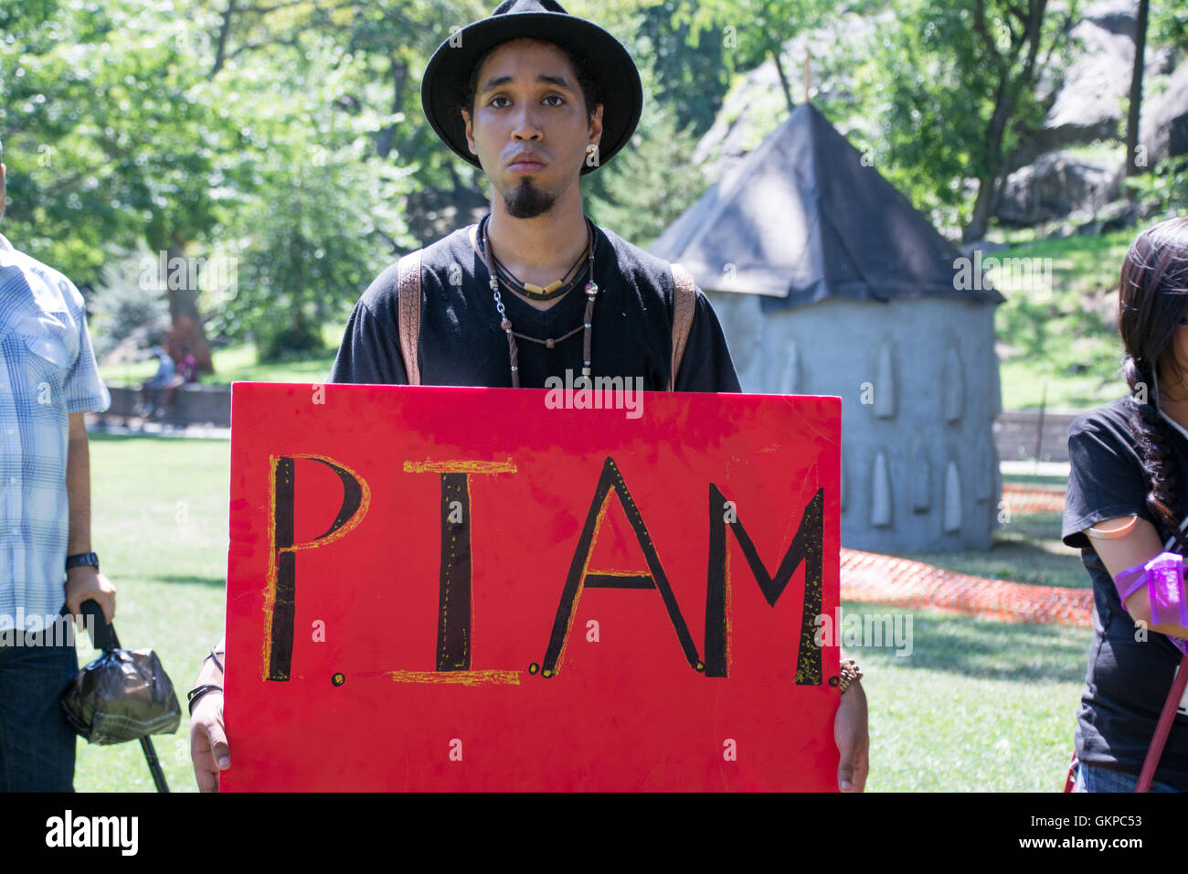 New York, Stati Uniti d'America. Il 21 agosto 2016. Protesta inizia con un rally a Marcus Garvey Park. Indigeni, Latino e altri attivisti di colore marrone join vive questione rally e marzo da Harlem attraverso East Harlem e Central Park a Manhattan West Side. Credito: M. Stan Reaves/Alamy Live News Foto Stock